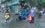 Nằm sát sông Tô Lịch nhưng mưa 1 tiếng, đường Bùi Xương Trạch ngập sâu 3 tiếng